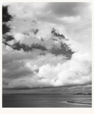 Alfred Stieglitz publicó Equivalens, una serie de fotografías de nubes hechas entre 1922 y 1935 sin ningún tipo de referente, tomadas como simples motivos o juegos de luces y sombras .